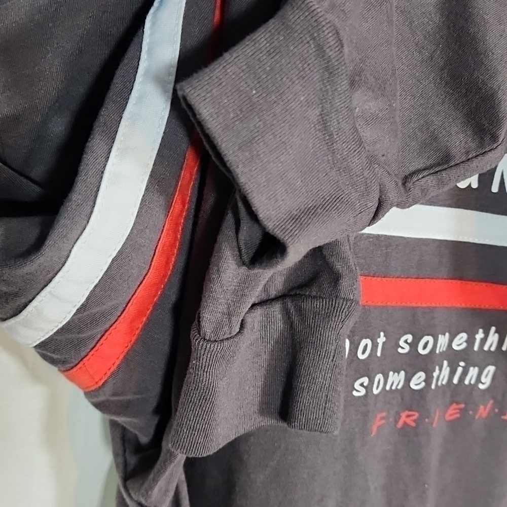 ♥️FRIENDS crop long sleeve shirt size S TV show - Picture 7 of 7
